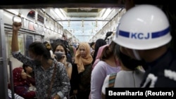 Seorang petugas keamanan berjaga di dalam gerbong kereta khusus perempuan di Stasiun Kereta Manggarai, Jakarta, 8 Januari 2016. (Foto: REUTERS/Beawiharta)