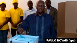 Le président José Eduardo dos Santos glisse un bulletin dans l’urne à Luanda, Angola, 31 août 2012.