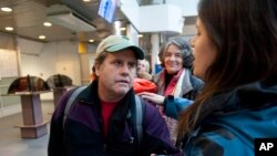 러시아에 억류됐다 풀려난 환경단체 '그린피스' 소속 미국인 피터 윌콕스가 27일 상트페테르스부르크에서 미국 행 항공기 탑승을 기다리고 있다.