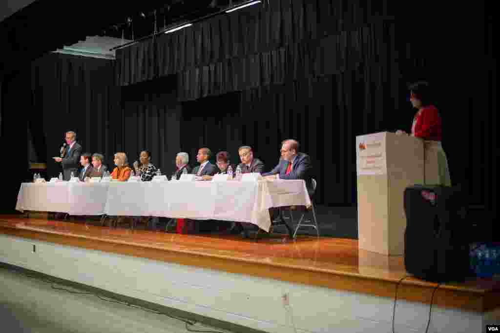 民主、共和两党10位国会议员候选人参加了华人社区组织的论坛。（美国之音记者方正拍摄）