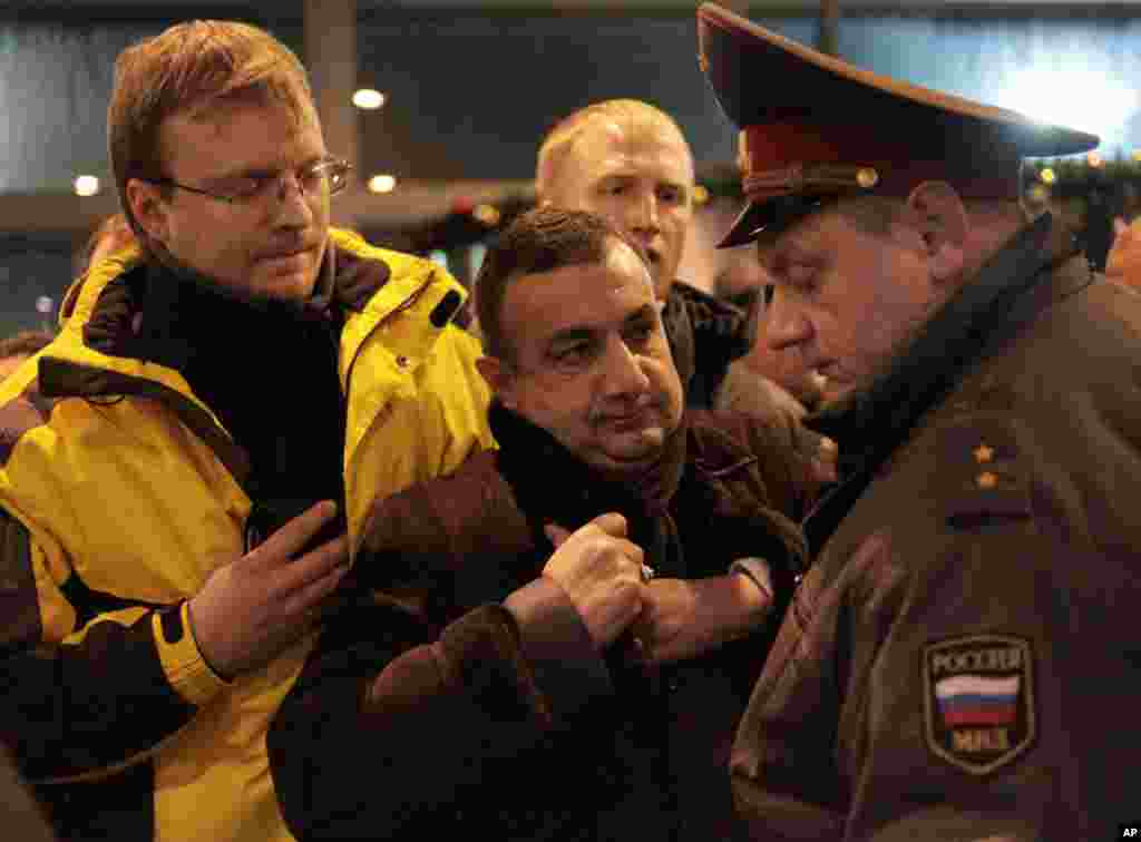 安检站的警察逐个检查乘客