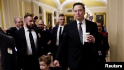 El magnate Elon Musk camina con miembros del Congreso de EEUU por el Capitolio, en Washington, DC, el 5 de diciembre de 2024.