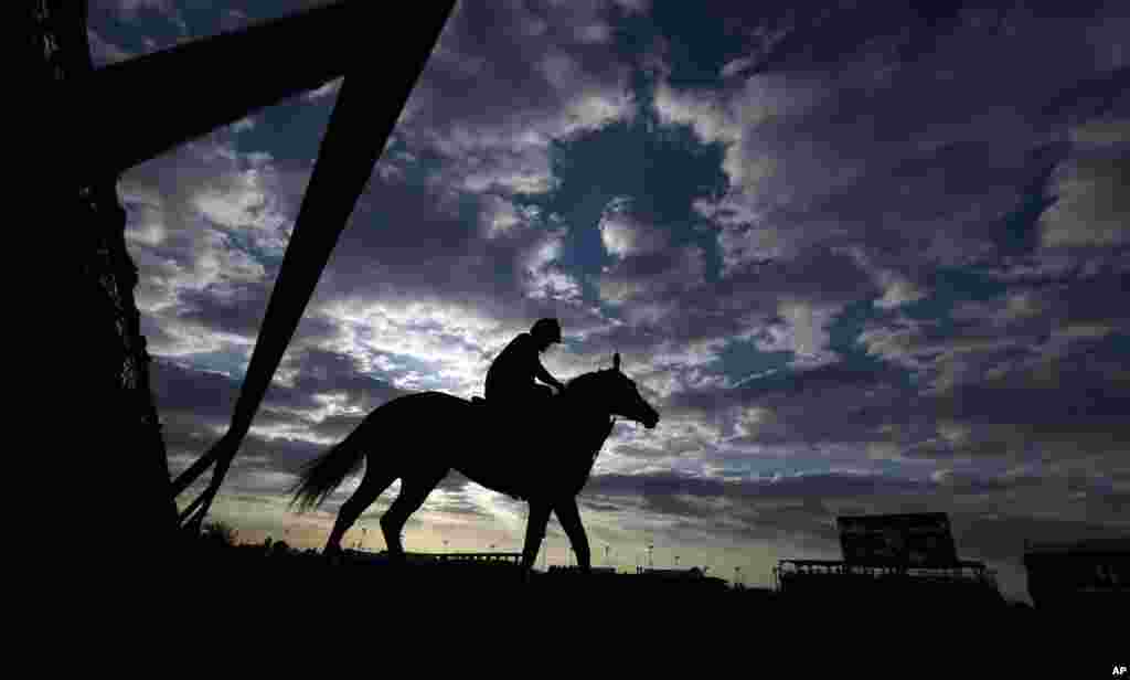 Seekor kuda dibawa berlatih di Churchill Downs di Louisville, Kentucky (3/5).