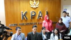 Kiri ke kanan: Susanto (KPAI), Asrorun Ni'am Sholeh (Ketua KPAI), Lydia Wardhana (Kepala Sekolah) dan Aldilla (kuasa hukum Saint Monica) dalam konferensi pers terkait kasus kejahatan seksual yang menimpa anak di sekolah itu, Rabu (21/5).
