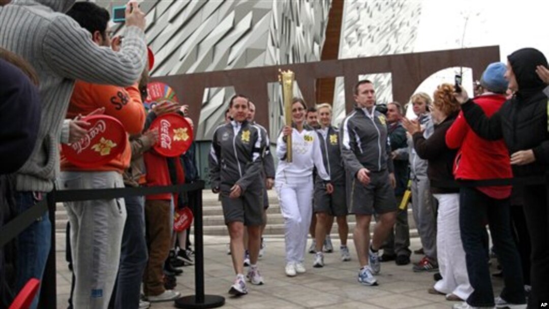 Obor Olimpiade dibawa dari Titanic Quarter di Belfast, Irlandia Utara menuju kota-kota di sepanjang pesisir County Down (3/6).