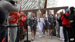 Obor Olimpiade dibawa dari Titanic Quarter di Belfast, Irlandia Utara menuju kota-kota di sepanjang pesisir County Down (3/6).