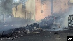 En esta imagen entregada por la ciudad de Carlstadt, New Jersey, se ve humo elevándose después que un jet se estrellara sobre un edificio cerca del Aeropuerto Teterboro, el lunes, 15 de mayo de 2017.