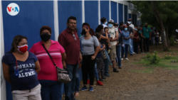 Nicaragüenses hacen fila para constarar su registración electoral el 25 de julio de 2021. Foto VOA.