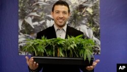 Jalil Moutawakkil, fundador de KindPeoples, que cultiva marihuana, fabrica productos cannábicos posa para una foto en su dispensario de Santa Cruz, California.