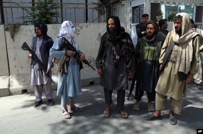 Afganistan'ın başkenti Kabil'de Taliban savaşçıları, 16 Ağustos 2021.
