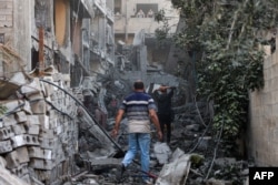Warga Palestina memeriksa puing-puing bangunan setelah pemboman Israel di lingkungan Al-Daraj di Kota Gaza pada 16 April 2024, di tengah pertempuran antara Israel dan kelompok Palestina, Hamas. (AFP)