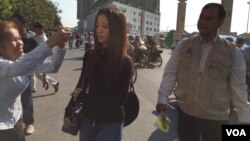 Dressed in black-colored T-shirt, Khom Chandaraty, known as Srey Mom, walks to the Phnom Penh Municipal Court, on Tuesday, April 19, 2016. (Hul Reaksmey/VOA Khmer) 