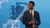 El delantero brasileño Vinicius Junior posa con el trofeo al Mejor Jugador durante la ceremonia de los premios Best FIFA Football Awards 2024, en Doha, el 17 de diciembre de 2024.