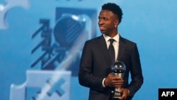 El delantero brasileño Vinicius Junior posa con el trofeo al Mejor Jugador durante la ceremonia de los premios Best FIFA Football Awards 2024, en Doha, el 17 de diciembre de 2024.