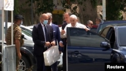 El papa Francisco llega al Vaticano el 14 de julio de 2021 después de ser dado de alta de una clínica de Roma donde fue operado hace 10 días.