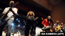 Kassav em concerto. Jacob Desvarieux (esquerda)