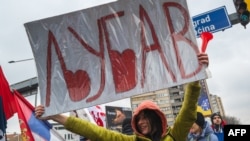 Jedan od transparenata na protestu studenata i građana u Kragujevcu (Andrej ISAKOVIC / AFP)