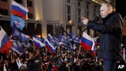 លោក វ៉្លាឌីមៀរ ពូទីន (Vladimir Putin) នាយករដ្ឋមន្ត្រី​រុស្ស៊ី ដែល​អះអាង​ថា​​បាន​ទទួល​ជ័យជម្នះ​នៅ​ក្នុង​ការ​បោះឆ្នោត​ប្រធានាធិបតី​រុស្ស៊ី ថ្លែង​ទៅ​កាន់​ហ្វូង​​អ្នក​គាំទ្រ​លោក​នៅ​ទីលាន Manezh ខាង​ក្រៅ​វិមាន​ក្រឹមឡាំង (Kremlin) នៅ​ទី​ក្រុង​មូស្គូ កាល​ពី​ថ្ងៃ