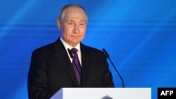  ولادیمیر پوتین، رئیس جمهوری روسیه، حین ایراد سخنرانی در کنفرانسی در مسکو در روز هفتم مهر.