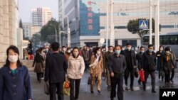 지난달 19일 평양 역전백화점 주변 출근길 행인들.