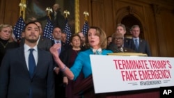 Ketua DPR AS Nancy Pelosi, didampingi oleh Joaquin Castro (kiri) dan anggota parlemen dari partai Demokrat lainnya, dalam konferensi pers di Gedung Capitol, Washington, D.C., 25 Februari 2019. (Foto: dok).