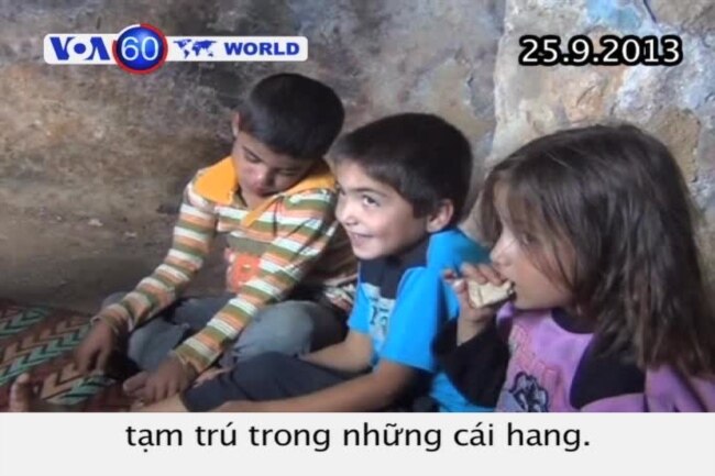 Bị pháo kích sập nhà, người Syria vào hang sống (VOA60)