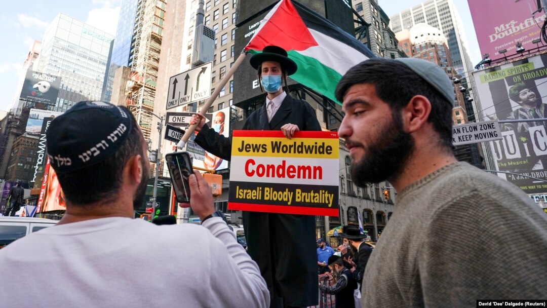Warga Yahudi ultra-Ortodoks Pro-Palestina melakukan aksi tandingan pada unjuk rasa pro-Israel di Times Square di New York City, AS 12 Mei lalu (foto: ilustrasi). 