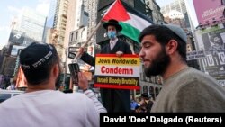 Warga Yahudi ultra-Ortodoks Pro-Palestina melakukan aksi tandingan pada unjuk rasa pro-Israel di Times Square di New York City, AS 12 Mei lalu (foto: ilustrasi). 