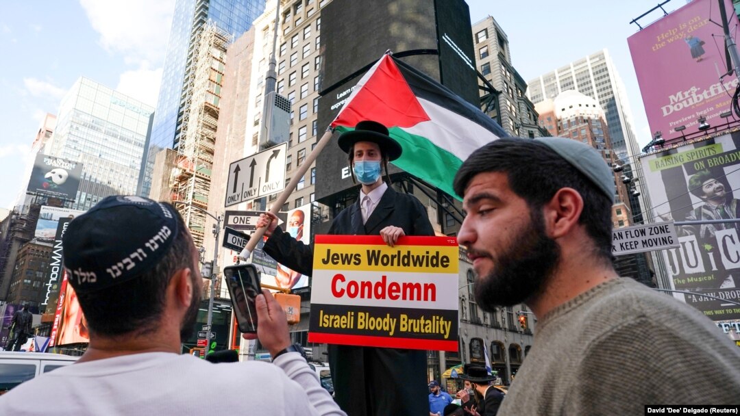 Orang Yahudi ultra-Ortodoks Pro-Palestina melakukan protes balasan pada unjuk rasa pro-Israel di Times Square di New York City, AS, 12 Mei 2021. (Foto: REUTERS/David 'Dee' Delgado)