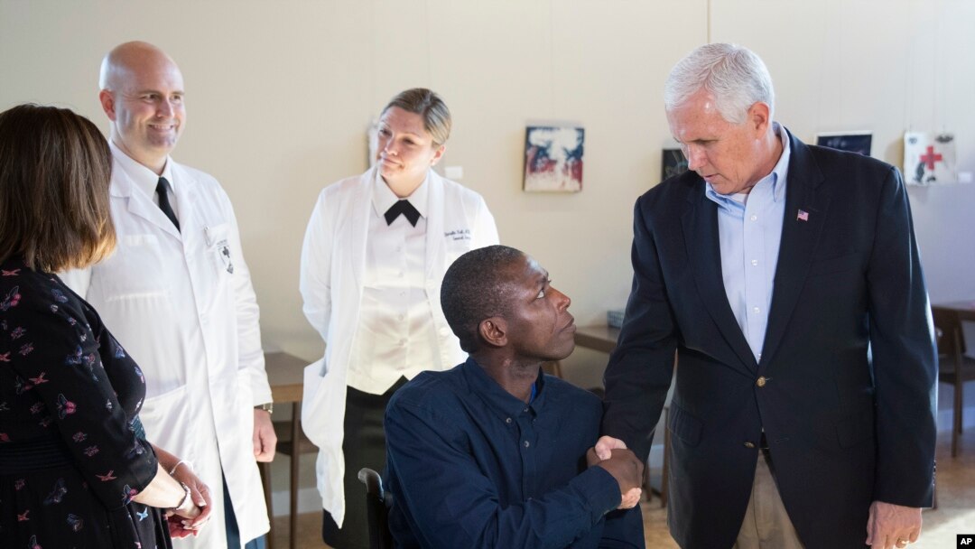 El vicepresidente Mike Pence acompañado de su esposa Karen visitan a militares que se están recuperando de múltiples heridas en el centro médico militar Walter Reed.