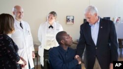 El vicepresidente Mike Pence acompañado de su esposa Karen visitan a militares que se están recuperando de múltiples heridas en el centro médico militar Walter Reed.