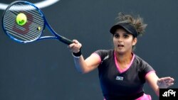 ভারতের সানিয়া মির্জা এবং সঙ্গী বারবোরা স্ট্রাইকোভা অস্ট্রেলিয়ার সামান্থা স্টোসুর এবং চীনের ঝাং শুয়াইয়ের সঙ্গে অস্ট্রেলিয়ার মেলবোর্নে অস্ট্রেলিয়ান ওপেন টেনিস চ্যাম্পিয়নশিপে দ্বিতীয় রাউন্ডের মহিলা ডাবলস ম্যাচ খেলছেন। ২০ জানুয়ারী, ২০১৭। (ছবি-এপি/এন্