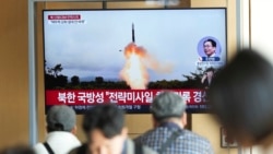 Layar TV menayangkan gambar peluncuran rudal balistik antarbenua Korea Utara di Stasiun Kereta Api Seoul di Seoul, Korea Selatan, Kamis, 31 Oktober 2024. (Foto: Lee Jin-man/AP)