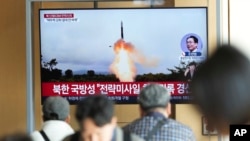 Layar TV menayangkan gambar peluncuran rudal balistik antarbenua Korea Utara di Stasiun Kereta Api Seoul di Seoul, Korea Selatan, Kamis, 31 Oktober 2024. (Foto: Lee Jin-man/AP)