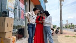 Nanchang'daki OFILM fabrikası önünde Müslüman kadın işçiler