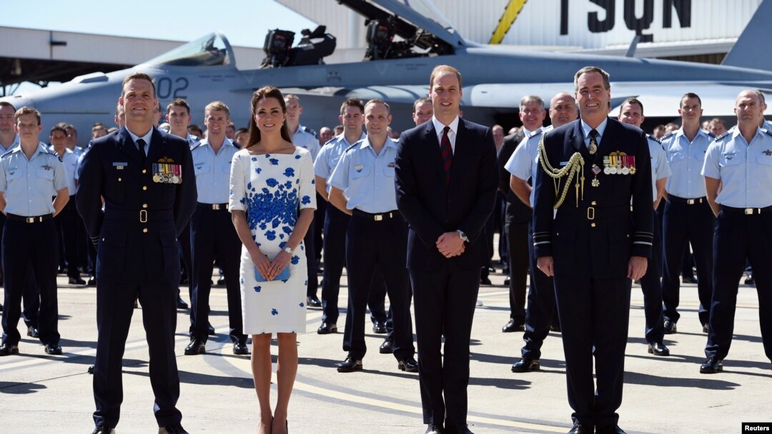 Pangeran William (depan, dua dari kanan) dan istrinya Catherine, Duchess of Cambridge, diapit oleh Kepala Angkatan Udara Australia Geoff Brown (kanan) and Komando Skuadron Angkatan Udara Nomer 1 Australia Stephen Chappell, di Pangkalan Angkatan Udara Amberley, Brisbane (19/4).