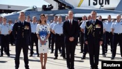 Pangeran William (depan, dua dari kanan) dan istrinya Catherine, Duchess of Cambridge, diapit oleh Kepala Angkatan Udara Australia Geoff Brown (kanan) and Komando Skuadron Angkatan Udara Nomer 1 Australia Stephen Chappell, di Pangkalan Angkatan Udara Amberley, Brisbane (19/4).