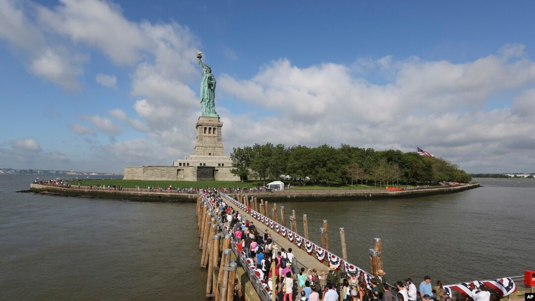 Para pengunjung menuju Pulau Liberty di New York, yang termasuk salah satu tempat wisata milik pemerintah yang ditutup mulai Selasa (1/10) karena penghentian operasi pemerintah. (Foto: Dok)
