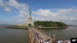 Para pengunjung menuju Pulau Liberty di New York, yang termasuk salah satu tempat wisata milik pemerintah yang ditutup mulai Selasa (1/10) karena penghentian operasi pemerintah. (Foto: Dok)