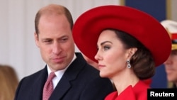 ARCHIVO - El príncipe Guillermo, príncipe de Gales y Catalina, princesa de Gales, asisten a una ceremonia de bienvenida para el presidente y la primera dama de la República de Corea en el Horse Guards Parade en Londres, Gran Bretaña, el 21 de noviembre de 2023.