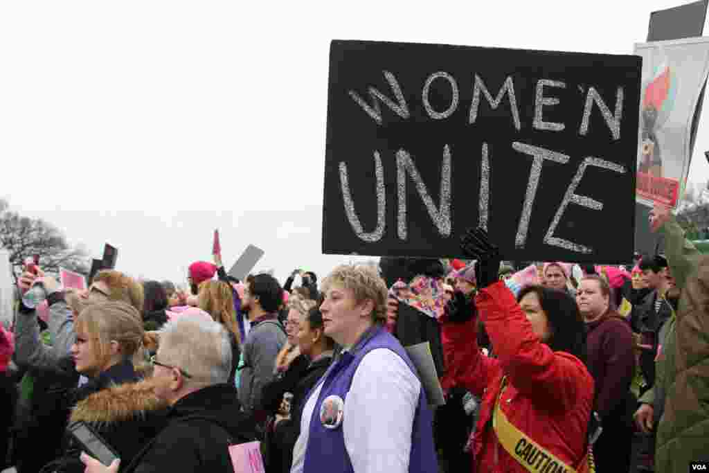People from all around the country made signs to march to the White House in Washington, D.C., Jan. 21, 2017. (E. Sarai/VOA)