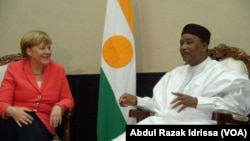 Le président du Niger Mahamadou Issoufou lors de la visite de la chancelière allemande à Niamey, Niger, 10 octobre 2016. VOA/. Abdoul-Razak Idrissa