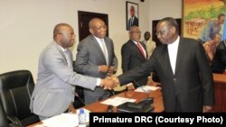 Ministre ya yambo Sylvestre Ilunga Ilunkamba (D) azali kopesa mbote na ba ministres bayike na bokutani na mokambi ya mibale ya Banque centrale, Kinshasa, 3 octobre 2019. (Primature RDC)