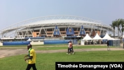 Vue du stade de l'Amitié de Libreville, Gabon, 14 janvier 2016. (VOA/Timothée Donangmaye)