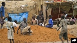 Watoto wakicheza nje ya kambi yao huko Sudan Kusini
