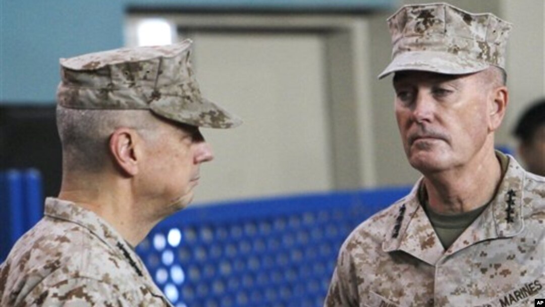 Jenderal John Allen (kiri) melakukan serah terima Komado Pasukan NATO di Afghanistan kepada Jenderal Marinir Joseph Dunford di Kabul Afghanistan hari Minggu (10/2).