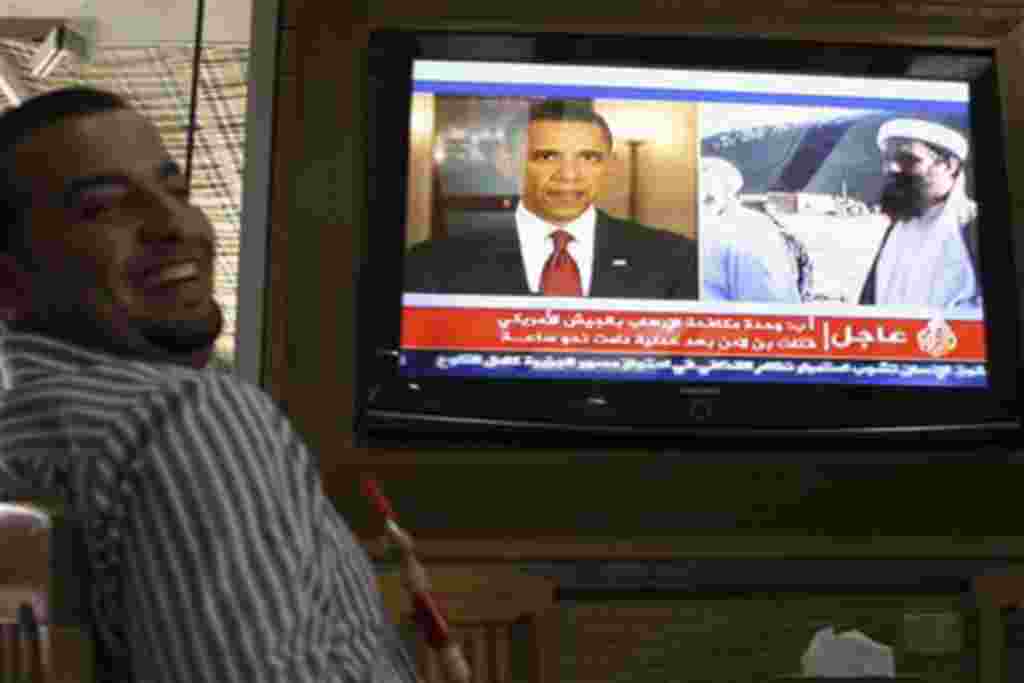 Un hombre jordano reacciona al ver un reportaje de televisión sobre el asesinato de Osama bin Laden en una cafetería en Ammán, Jordania.