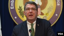 Ashton Carter, wakil Menhan AS saat jumpa pers di Kedubes AS di Seoul (18/3). Carter mengatakan ancaman Korea Utara hanya akan semakin mengucilkan negara itu. 