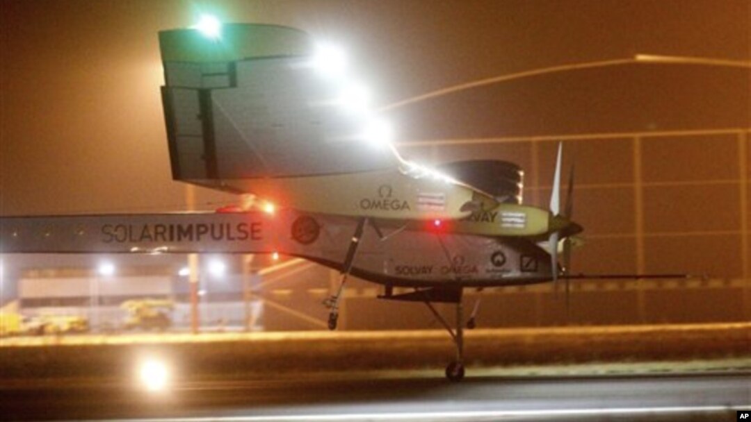 Pesawat eksperimental bertenaga surya, Solar Impulse, melakukan pendaratan di bandara Rabat, Maroko (5/6) setelah menyelesaikan penerbangan selama 19 jam dari Madrid.
