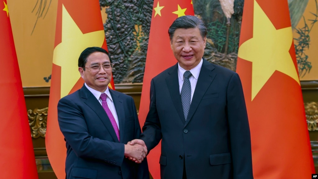 越南总理范明政2023年6月27日在北京与中国国家主席习近平会面。（美联社）(photo:VOA)